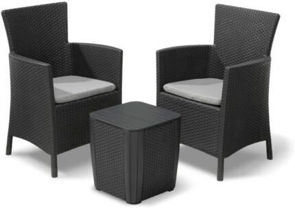 Keter Iowa Set de 3 Piezas para Balcón con Mesa de Almacenaje, 2 Sillones, Cojines y Efecto Ratán - Grafito