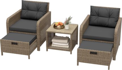 DAONEG Set Balcón 5 Piezas Ratán PE: 2 Sillas Comedor con Cojines + 2 Otomanas con Cojín y Mesa de Cristal para Porche, Mimbre Marrón